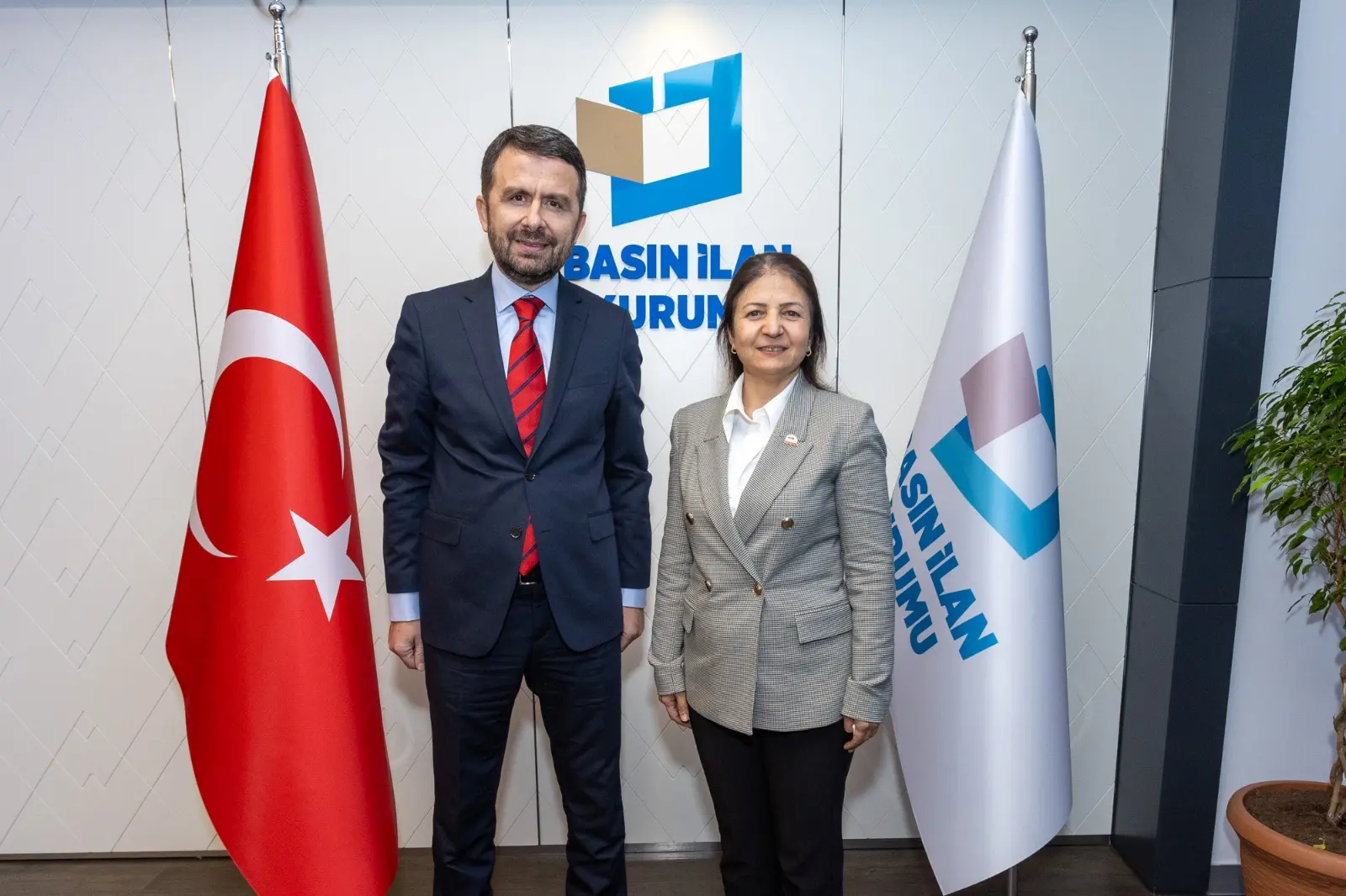 Akdeniz Gazeteciler Federasyonu Genel Başkanı Gaye Coşkun, Basın İlan Kurumu Genel Müdürü Abdülkadir Çay ile birlikte Akdeniz Gazeteciler Federasyonu Genel Başkanı Gaye Coşkun, Basın İlan Kurumu Genel Müdürü Abdülkadir Çay ile birlikte